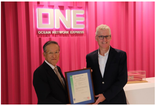 (De izquierda a derecha) Sr. Koichi Fujiwara, Presidente y CEO de ClassNK. Sr. Jeremy Nixon, CEO de Ocean Network Express